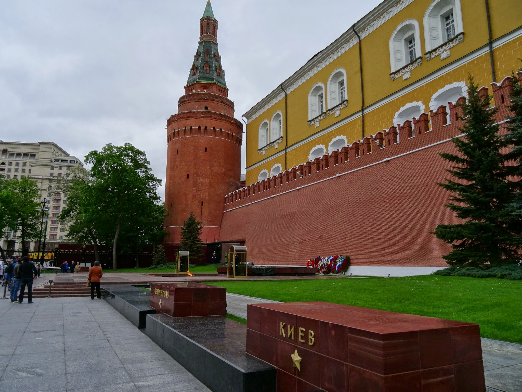 Угловая арсенальная башня московского кремля. Арсенальная башня Московского Кремля. Угловая Арсенальная башня. Арсенальная башня Московского Кремля вектор. Угловая Арсенальная башня Кремля.