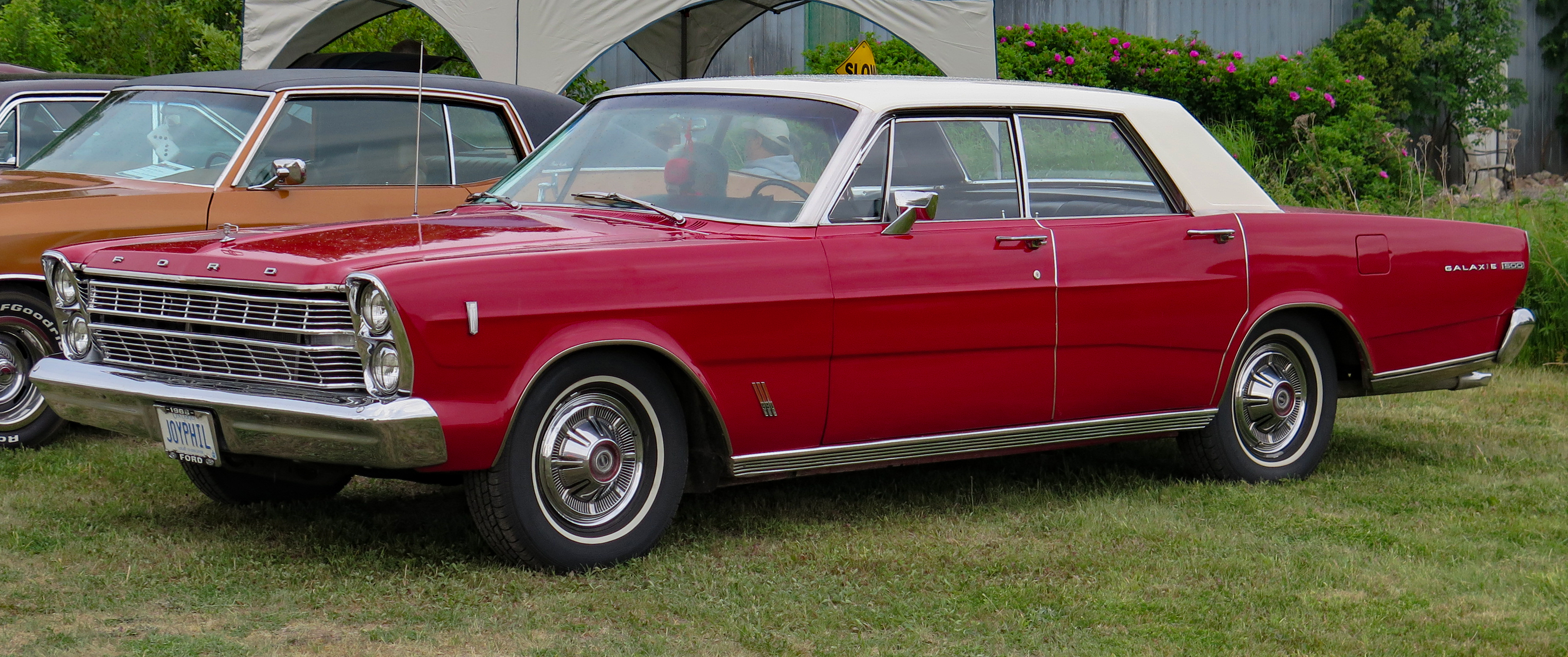 File:1966 Ford Galaxie 500 4-Door Hardtop in Candyapple Red, Front