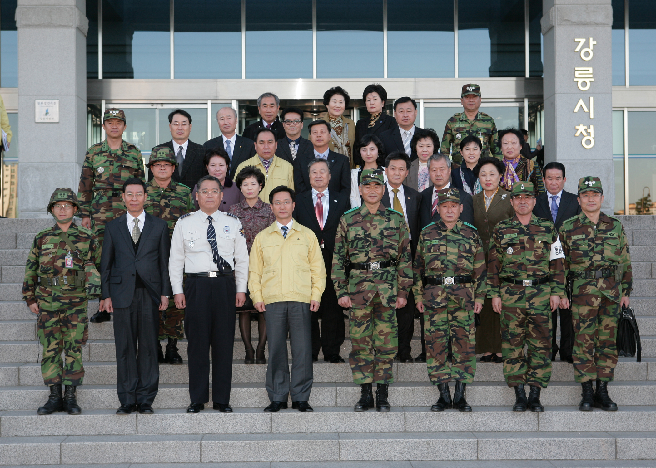 2010년 11월 16일 강릉시청 강릉시장 최명희, 대한민국육군 1군사령관 박정이 참석 회의.jpg