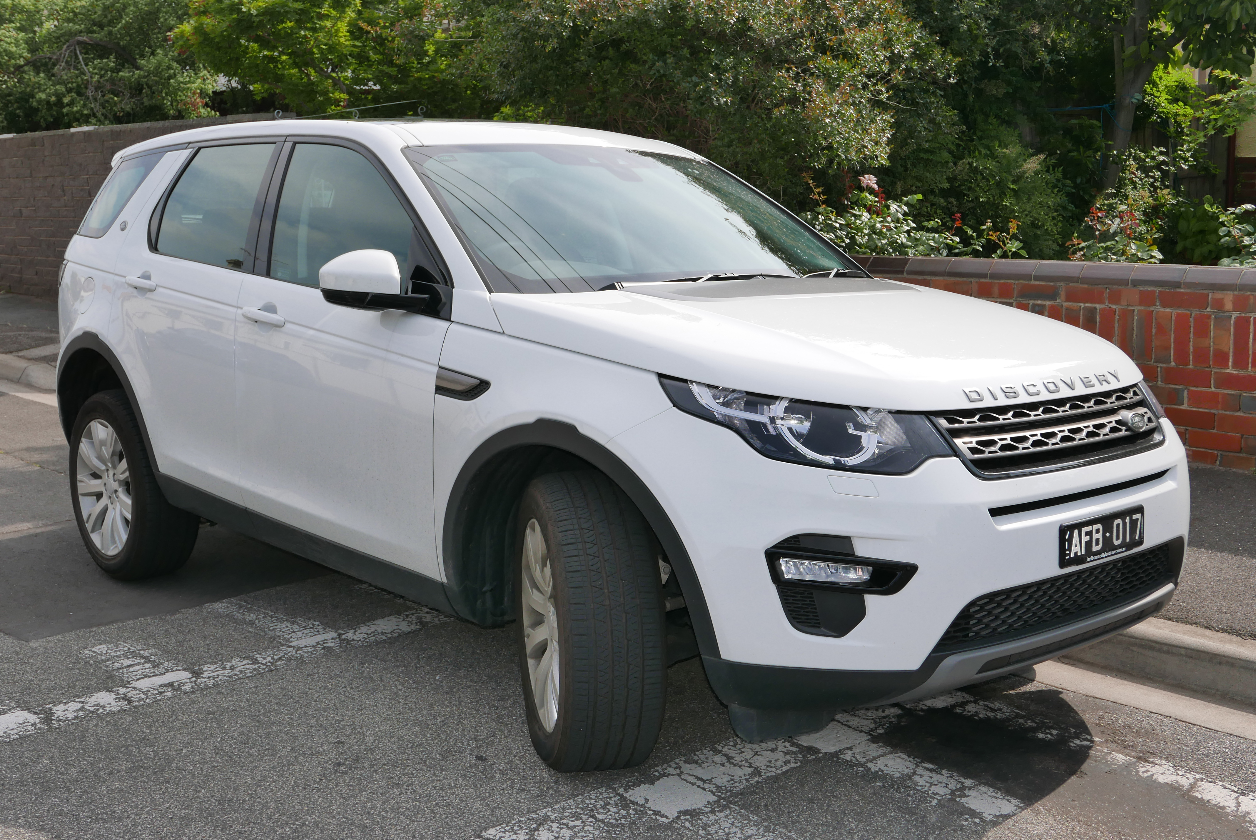 https://upload.wikimedia.org/wikipedia/commons/d/d5/2015_Land_Rover_Discovery_Sport_%28L550_MY15%29_SD4_SE_wagon_%282015-11-11%29_02.jpg