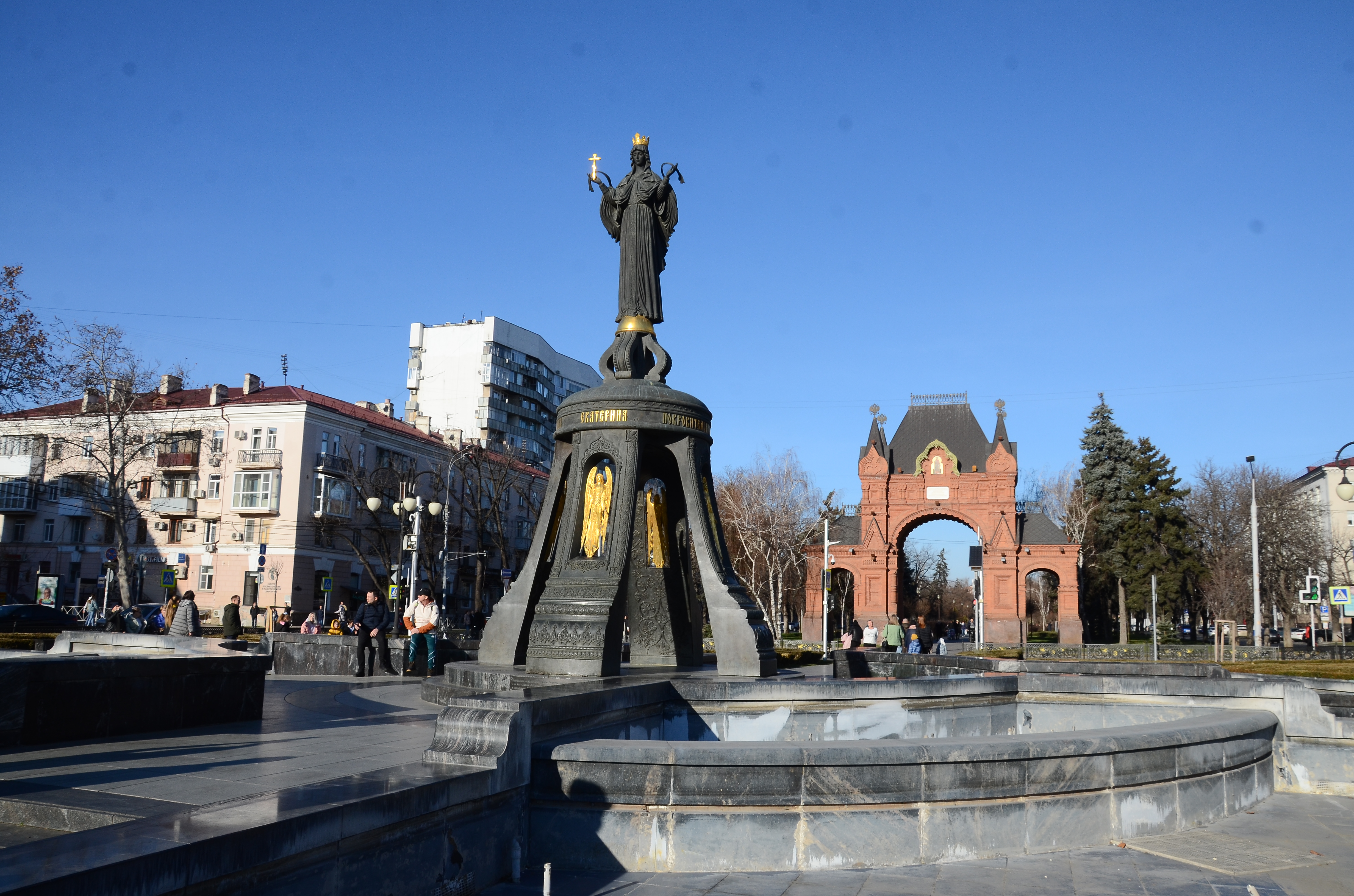 Александровская арка в Краснодаре. Триумфальная арка Краснодар. Краснодар население. Краснодар город 2023.