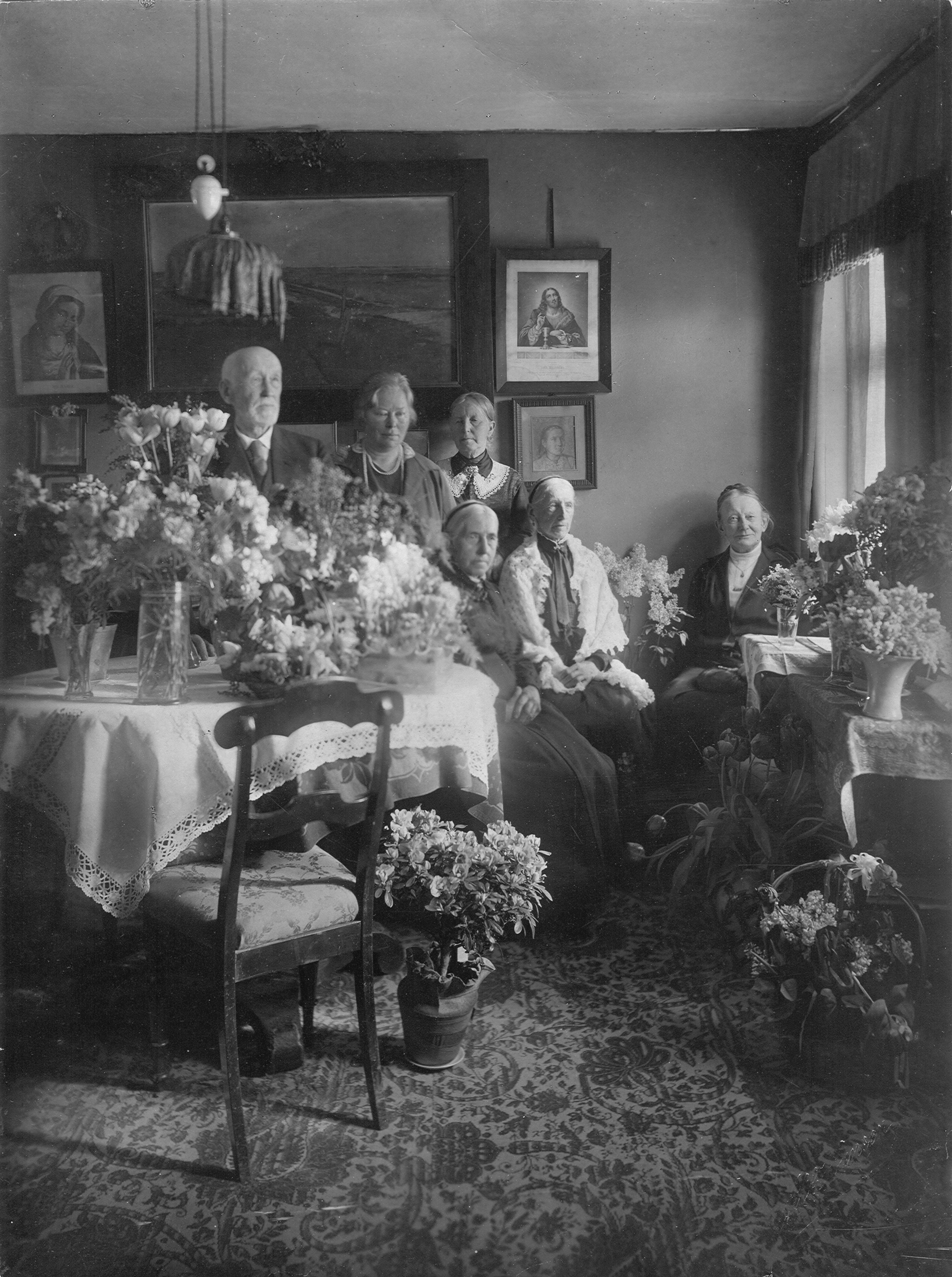 File:Anna Ancher med familien i privaten p\u00e5 Br\u00f8ndums Hotel, ca. 1930.jpg - Wikimedia Commons