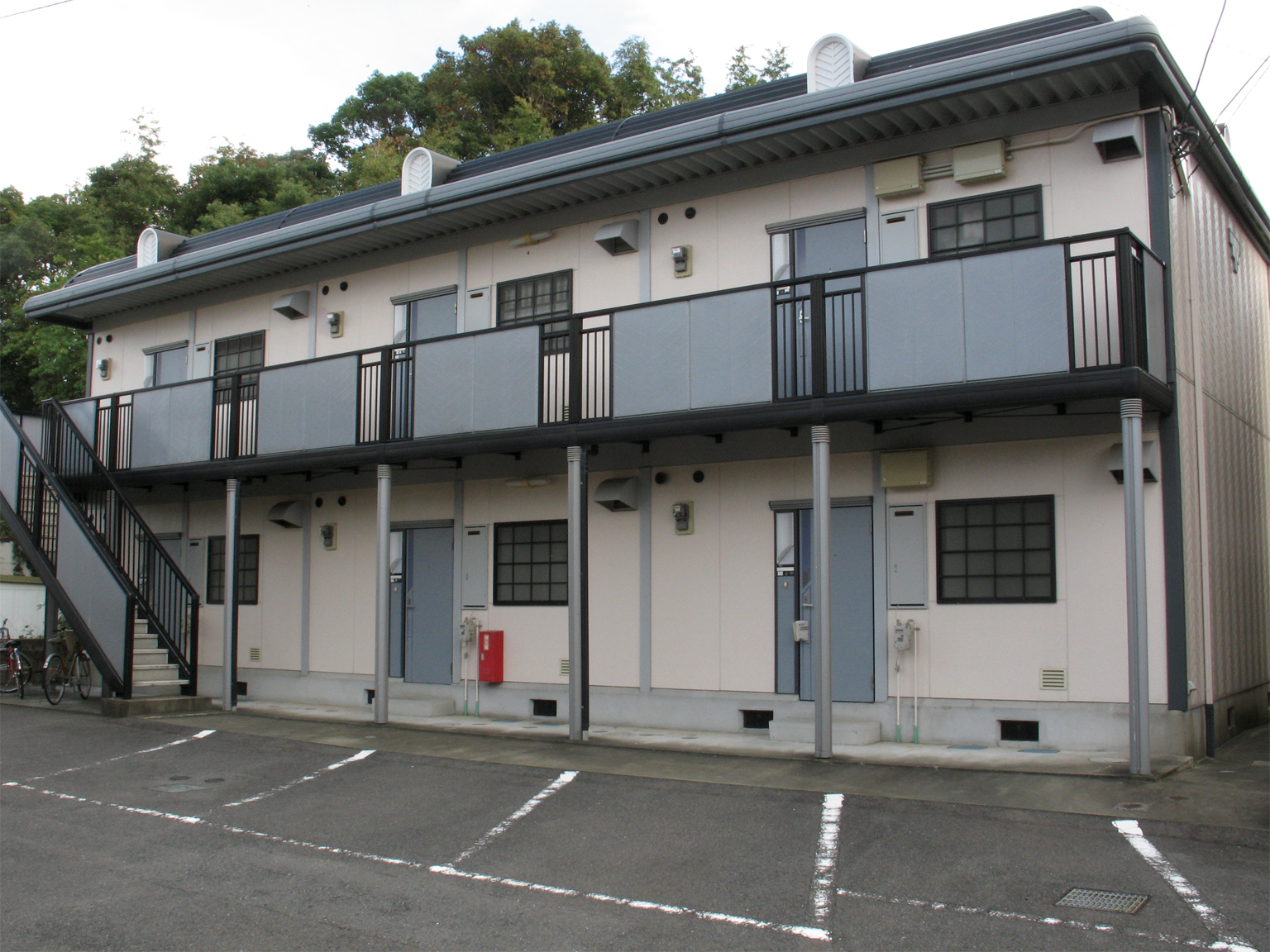 Un edificio japonés de apartamentos de alquiler de dos plantas en Karatsu, Saga.