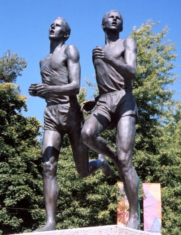 Estatua en Vancouver que inmortaliza el momento en ''"La milla milagrosa"'' en que Roger Bannister adelantó a [[John Landy