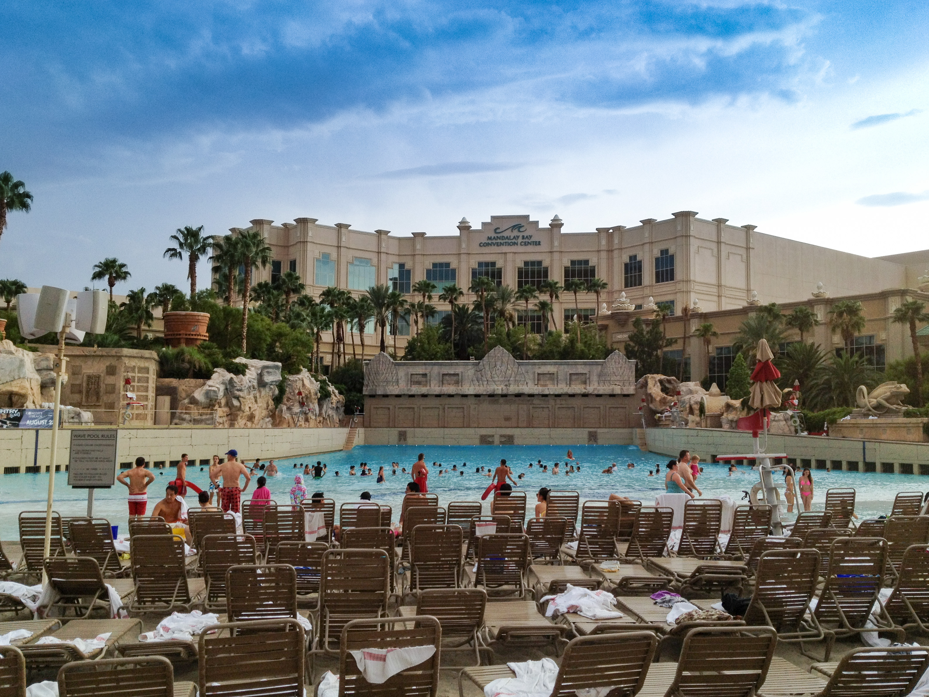 File:Biggest Pool in Las Vegas Mandalay Bay (22199037666).jpg