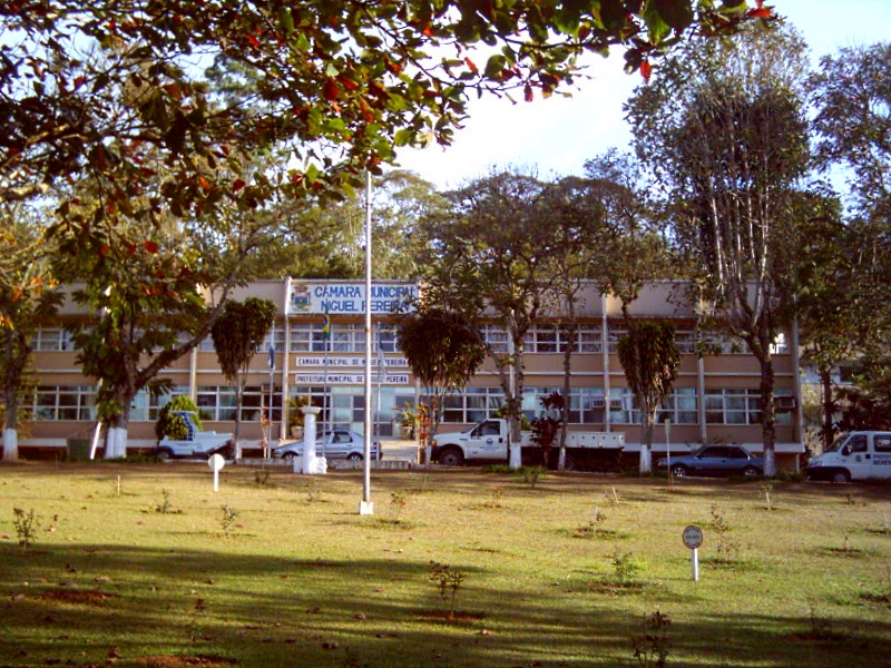 File:Câmara Municipal de Miguel Pereira.JPG