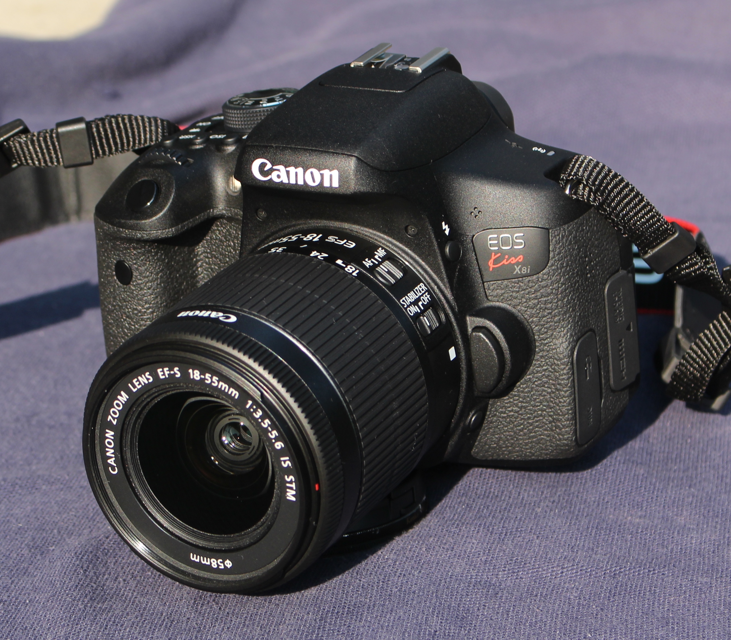 File:Canon EOS Kiss X8i.jpg - Wikimedia Commons