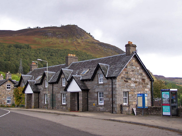 Cottages in Kinloch Rannoch - geograph.org.uk - 1504655