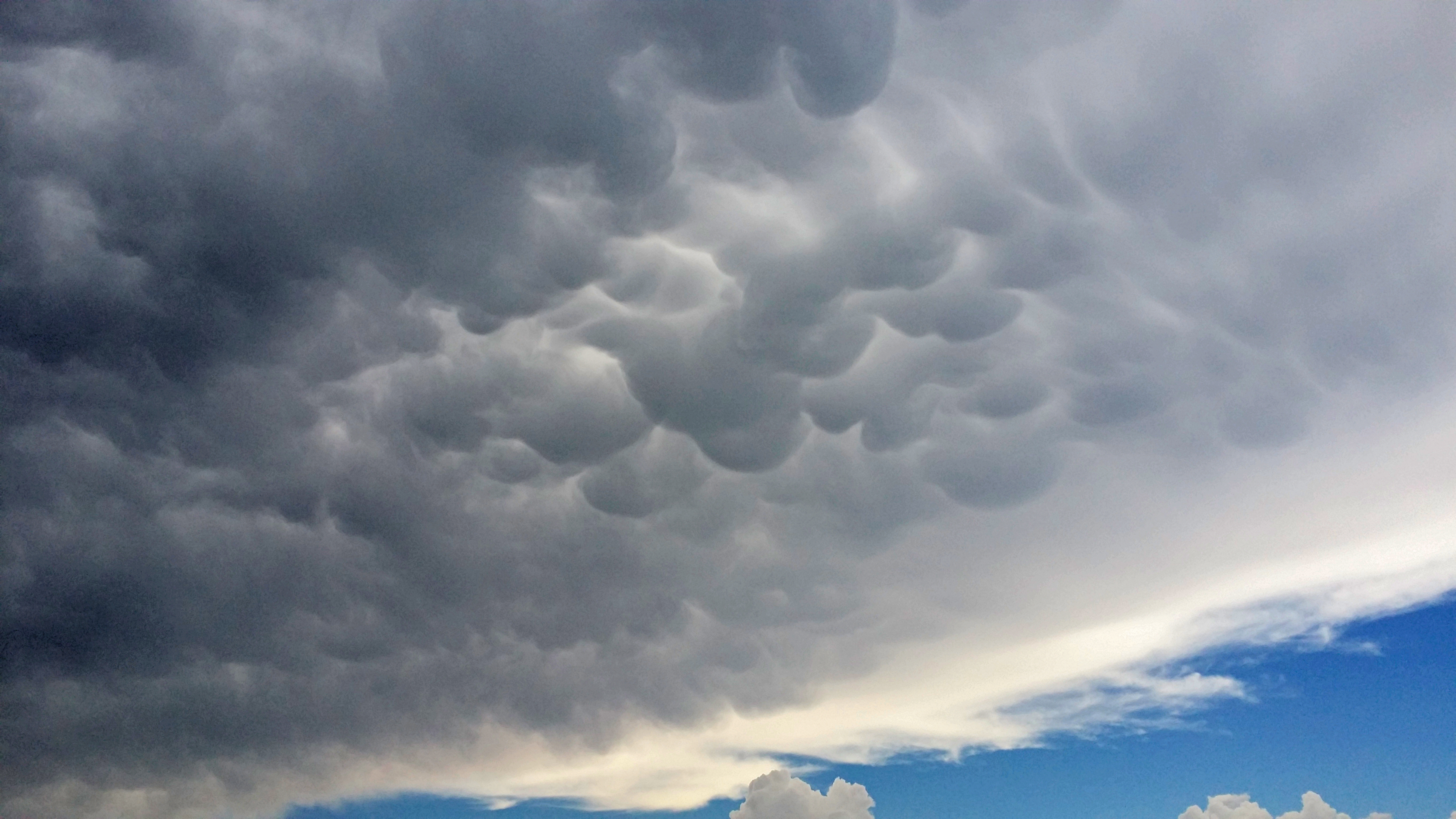 Облака Mammatus в небе Аргентины