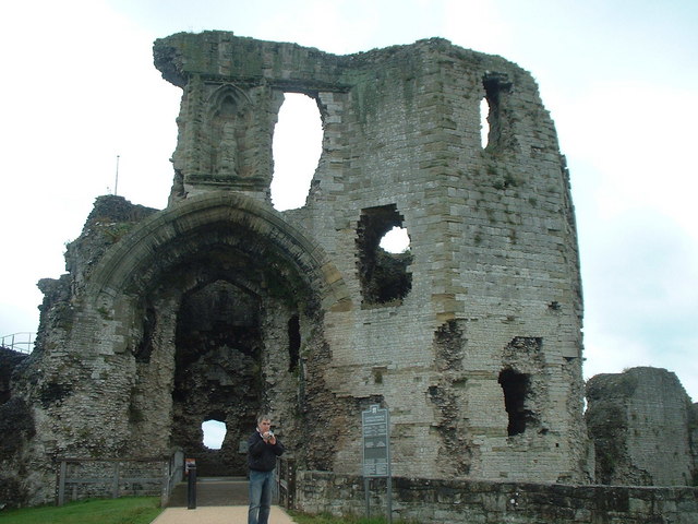 File:Denbigh Castle - geograph.org.uk - 447208.jpg