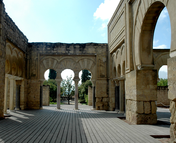 File:Edificio Basilical Superior de Medina Azahara (Córdoba, España).jpg