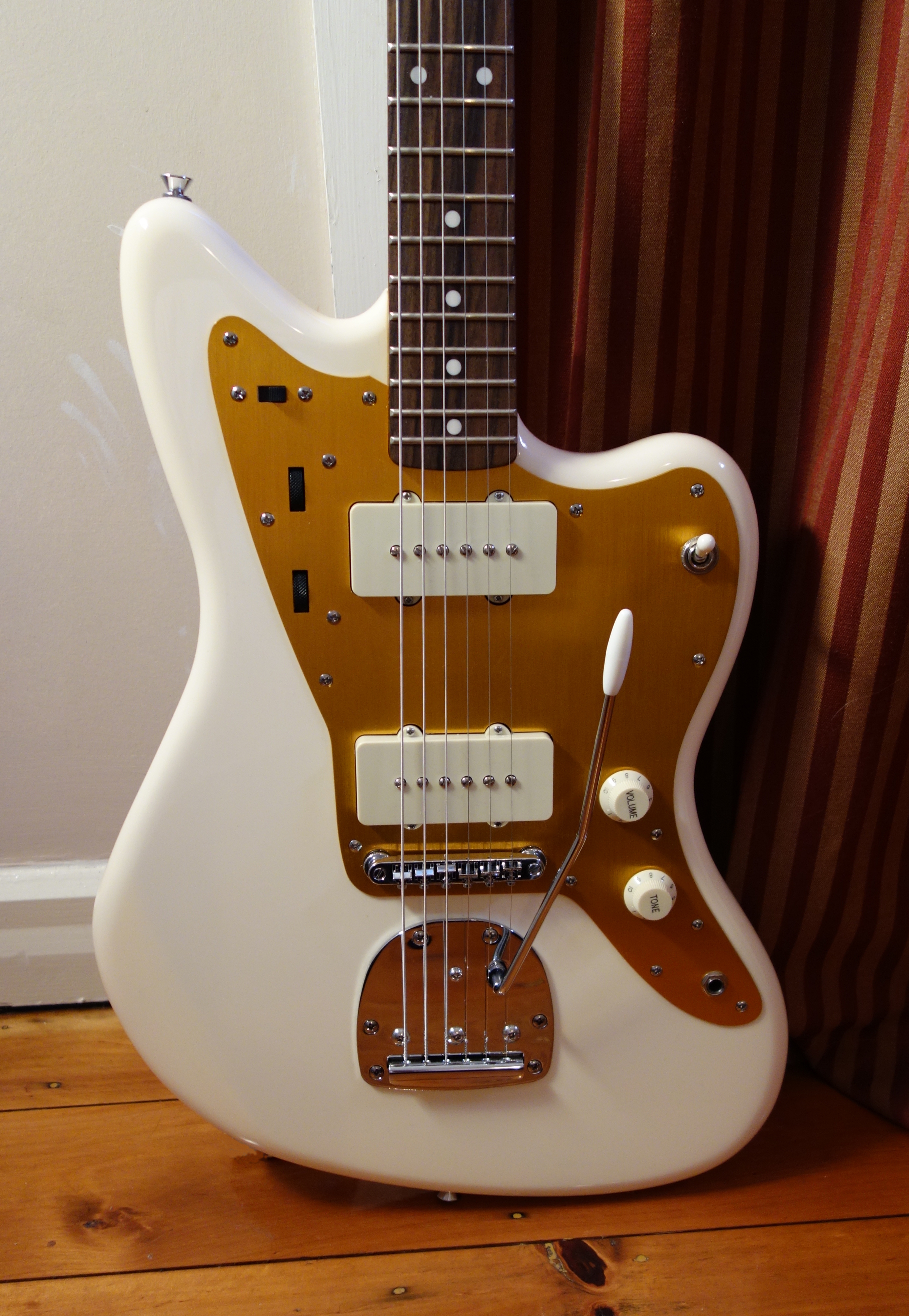 File:Fender Squier J Mascis Jazzmaster - body.jpg - Wikimedia Commons