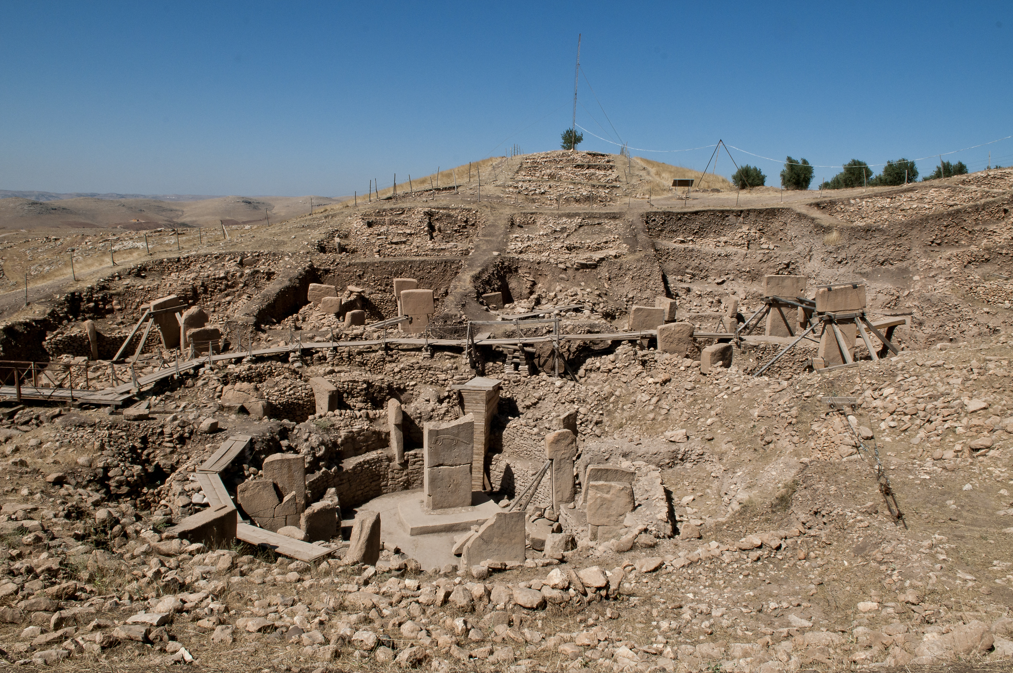 Some henges at Göbekli Tepe were erected as far back as 9600 BC, predating those of Stonehenge, England, by over seven millennia.