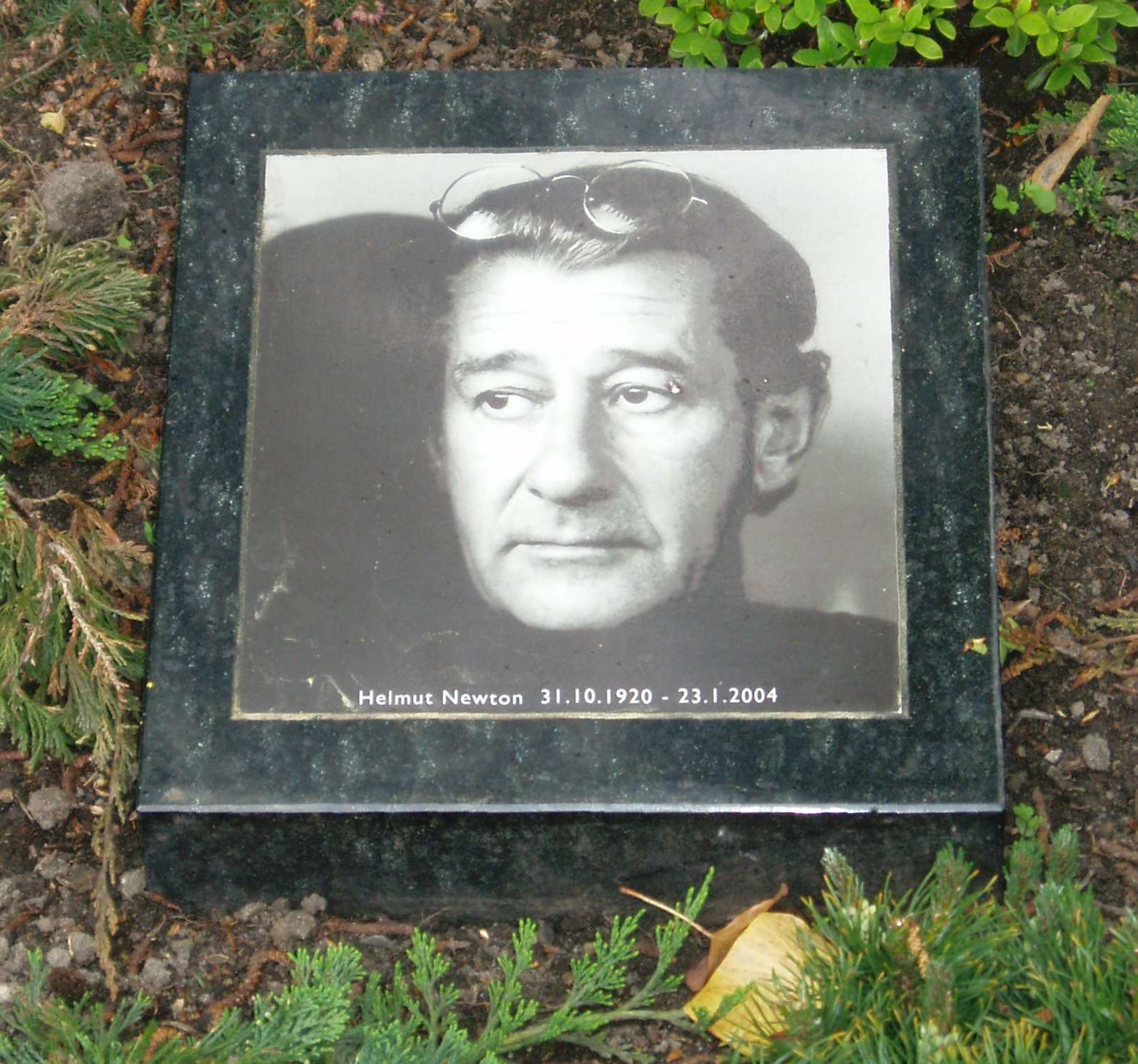 Imaxe de Helmut Newton sobre a súa lápida