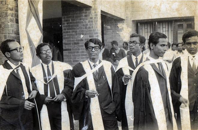 চিত্র:Humayun Azad on his convocation day - 1970.jpg