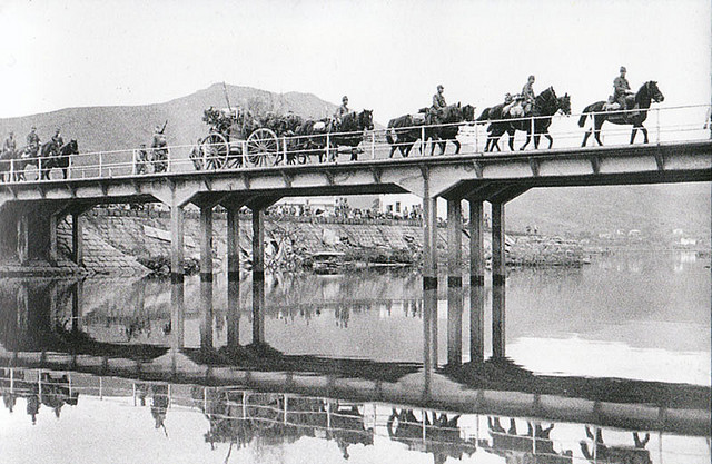 File:Japanese troops crossing a bridge in Tai Po.jpg