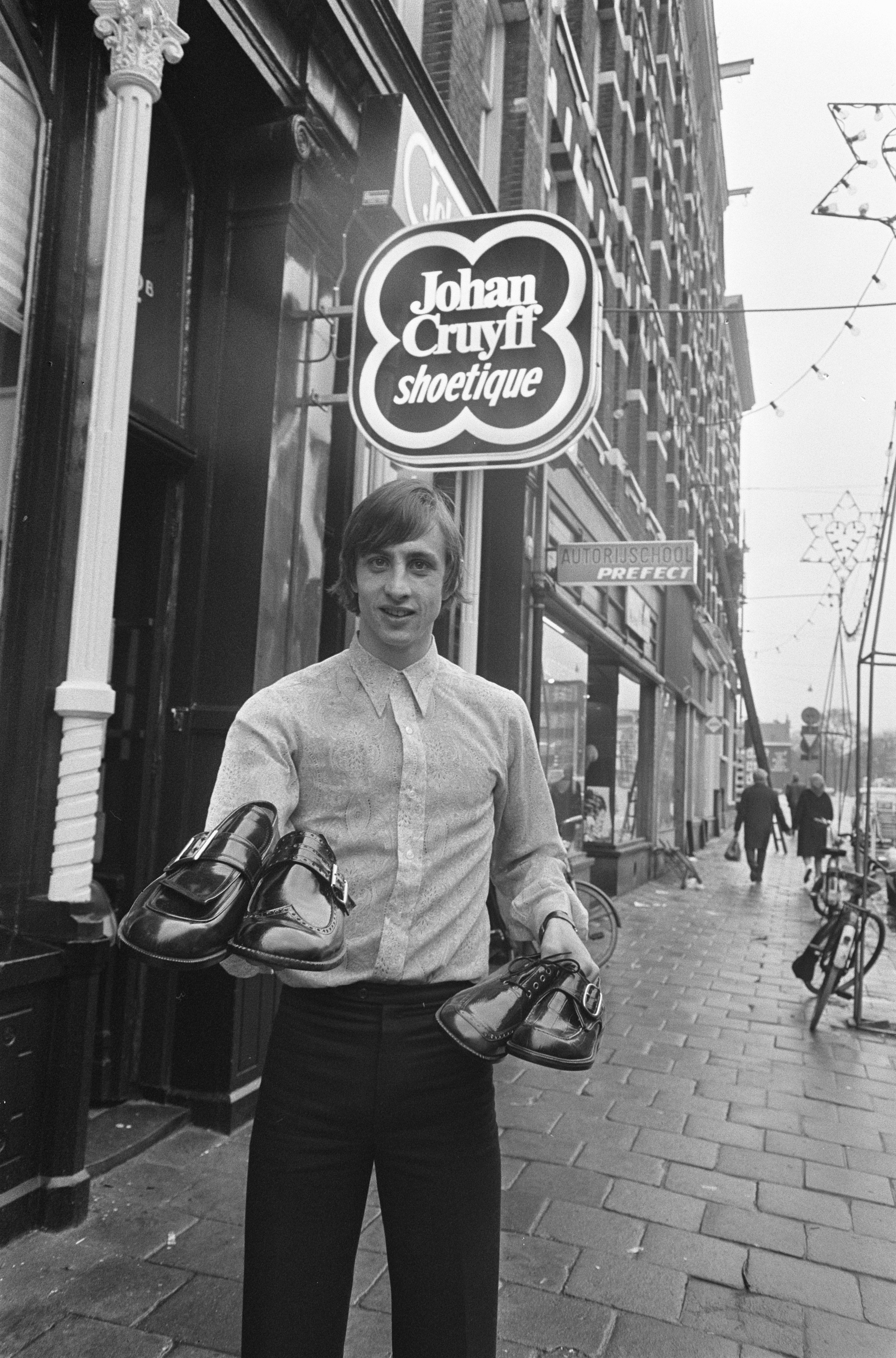 Brig Ver weg bom File:Johan Cruyff opent zijn schoenenwinkel in Kinkerstraat Amsterdam. J.  Cruyff voor, Bestanddeelnr 923-0460.jpg - Wikimedia Commons