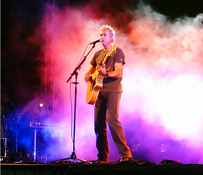  João Gil en concierto con Filarmónica Gil en Sacavém, Portugal, en el año 2005.
