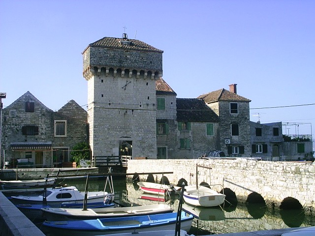 File:Kastel Gomilica, vstupni most.jpg