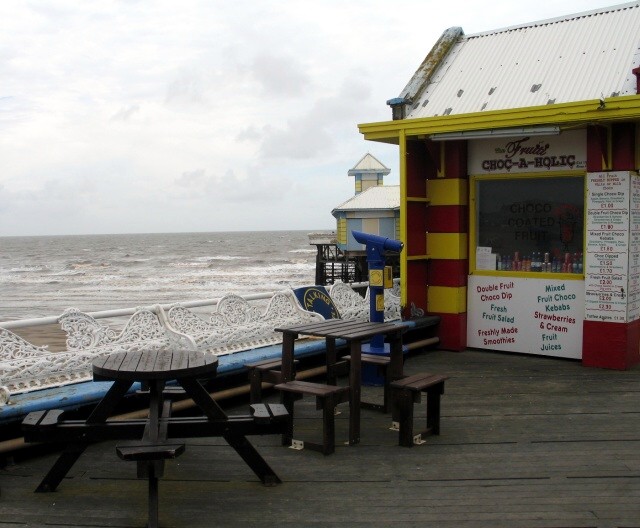 File:Kiosk, Blackpool Central Pier - geograph.org.uk - 1519178.jpg