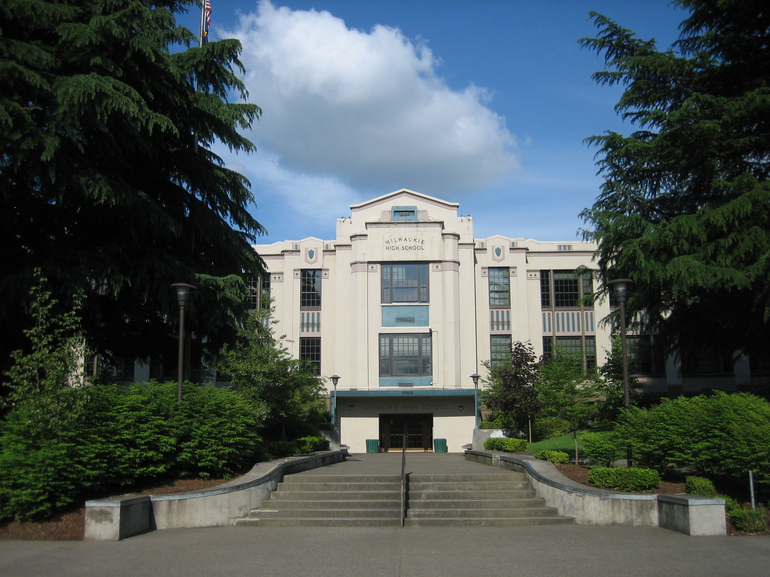 https://upload.wikimedia.org/wikipedia/commons/d/d5/Milwaukie_High_School_Front_3.jpg