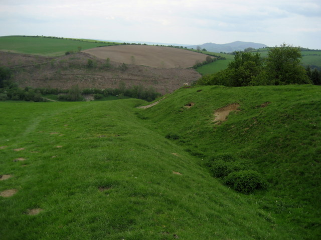 File:Offa's Dyke descending to the Unk Valley - geograph.org.uk - 823629.jpg
