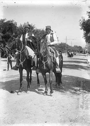 File:Piqueurs dans la voie (Portugal).jpg