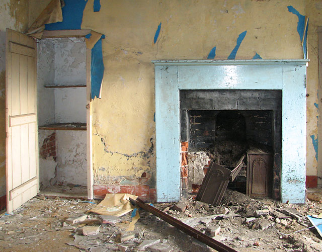 File:Planet Farm, Hethersett - fire place in the living room - geograph.org.uk - 2290967.jpg