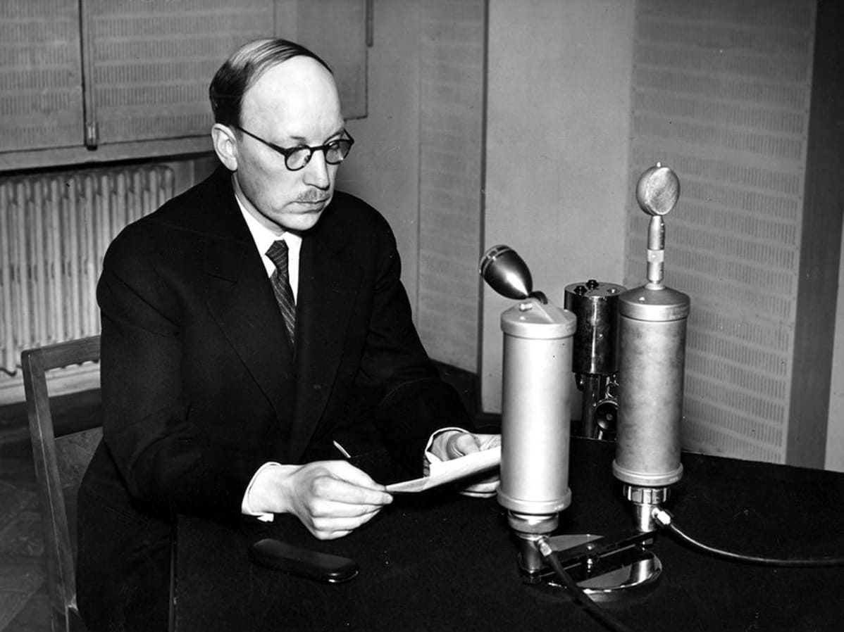 President Risto Ryti giving his famous radio speech about the Continuation War on June 26, 1941.[90]