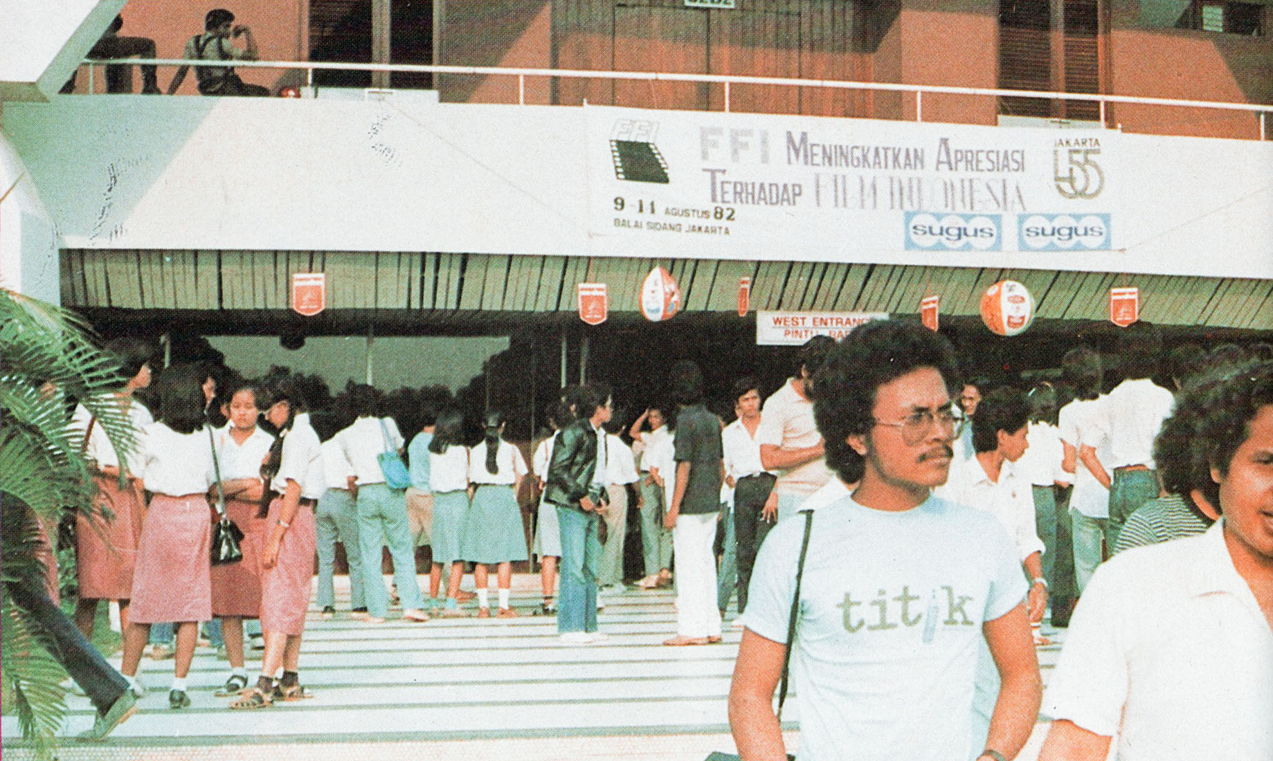 File:Students attending Indonesian Film Appreciation Week 2, Festival Film  Indonesia (1982), 1983, p60.jpg - Wikimedia Commons