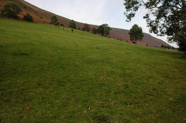 File:The eastern scarp of the Black Mountains - geograph.org.uk - 572193.jpg