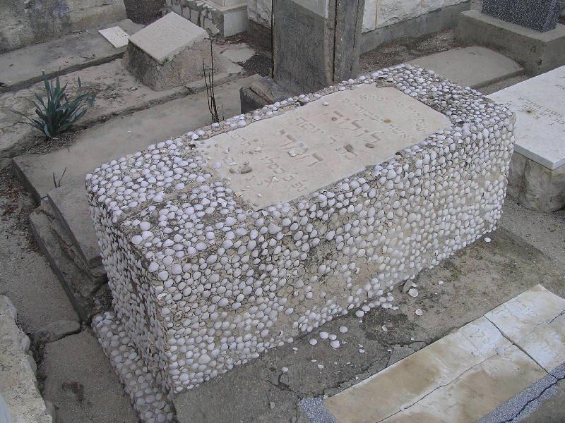 File:Trumpeldor Cemetery seashells1.JPG