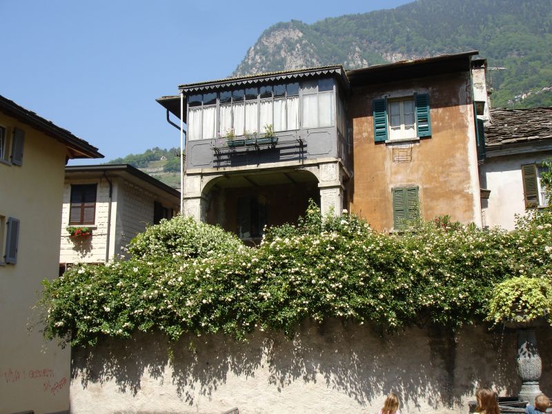 File:Vicolo a Chiavenna - panoramio - schoella.jpg