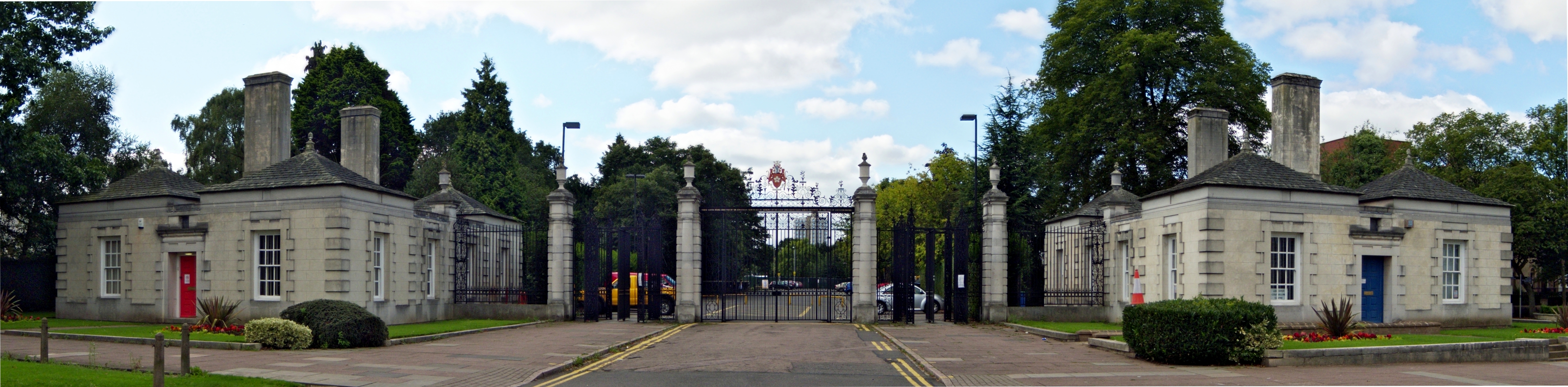 Victoria_Park_gates,_Leicester.jpg