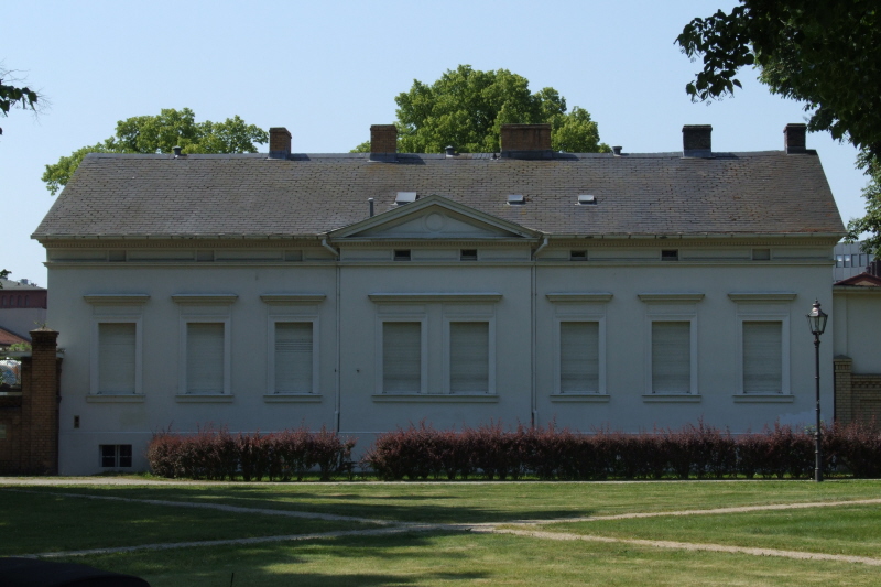 File:Wohnhaus neben Gutshaus des Gutes.jpg