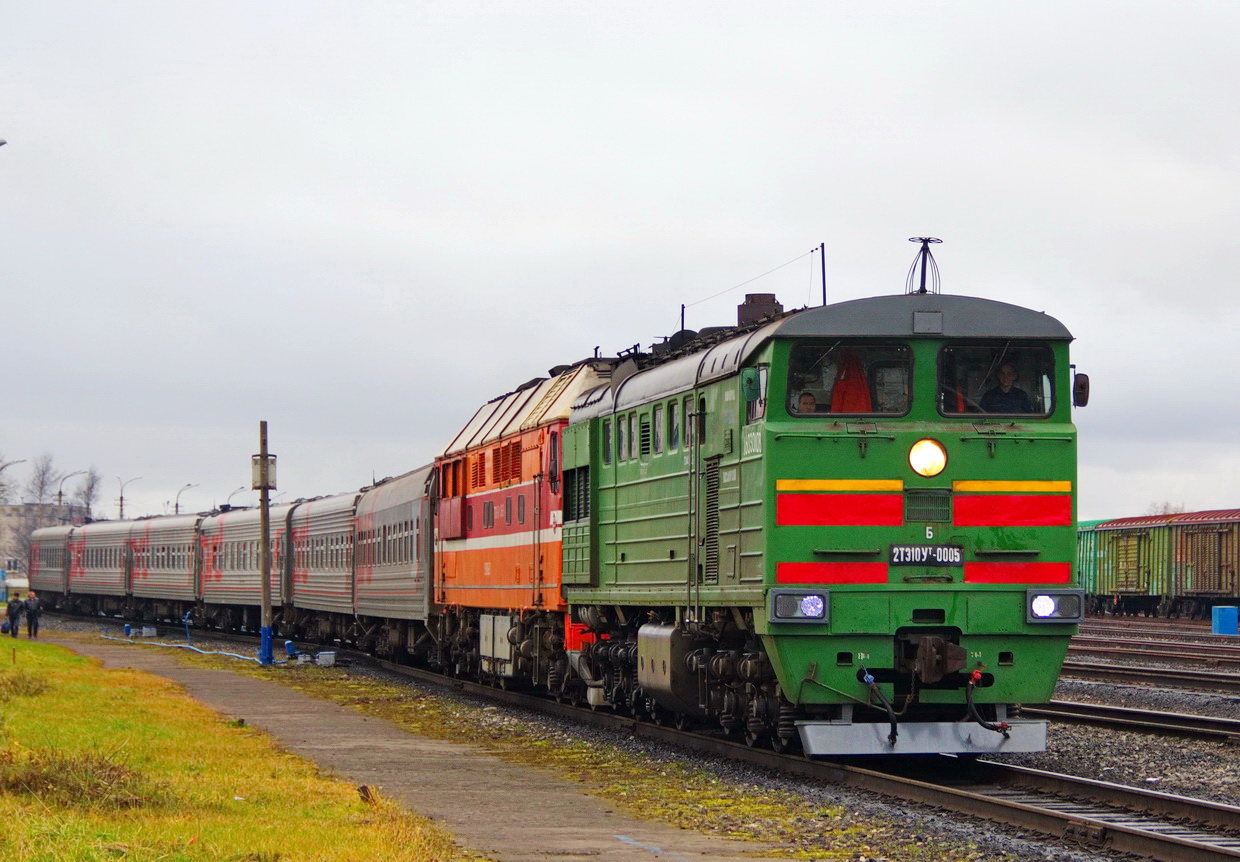 File:2ТЭ10УТ-0005, Россия, Архангельская область, станция Исакогорка  (Trainpix 177447).jpg - Wikimedia Commons