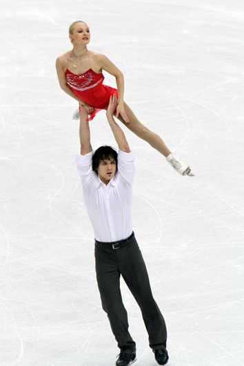 File:2010 Olympics Figure Skating Pairs - Maria MUKHORTOVA - Maxim TRANKOV - 2061A.jpg