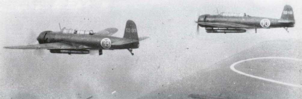 Japanska torpedflygplan, träkonstruktionen som förhindrar torpeden att sjunka djupt syns tydlig runt torpedens propeller