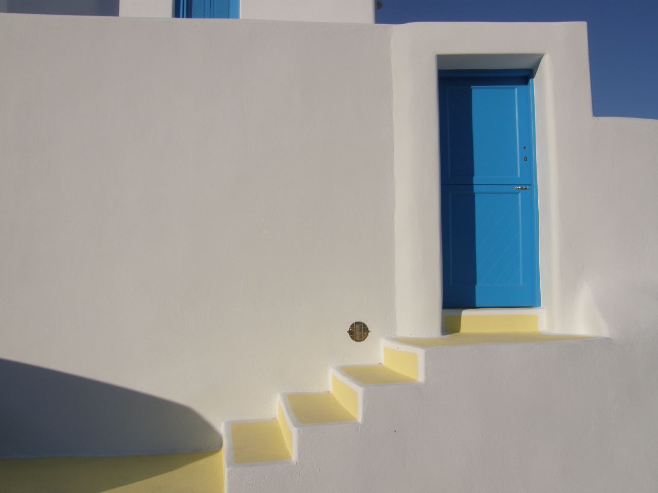 Walls ways. Дверь Санторини белый. Санторини цвет двери. Голубая дверь Санторини. Дверь Санторини 0.1 межкомнатная.