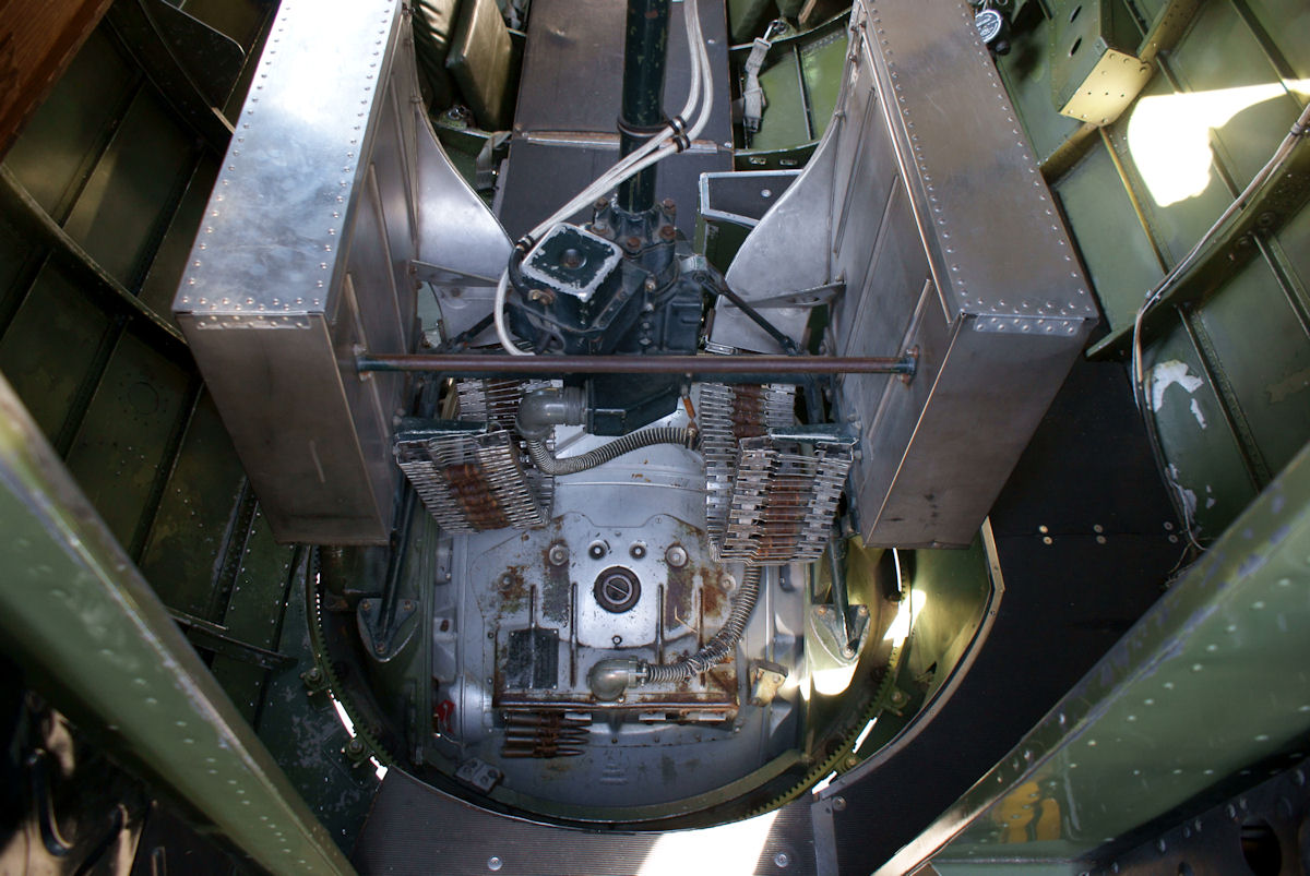 File Boeing B 17g 85 Dl Flying Fortress Nine O Nine Interior Ball Turret Cfatkam 09feb11 Jpg Wikimedia Commons