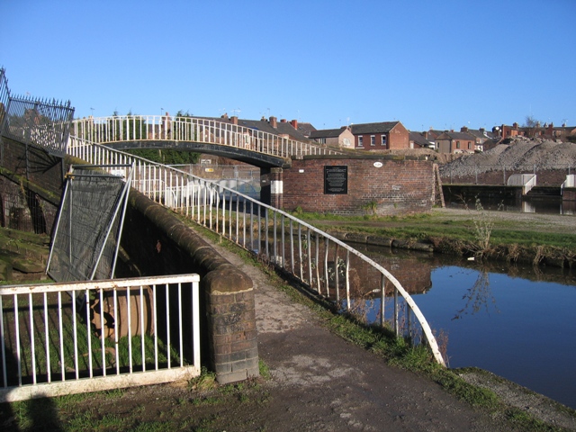 File:Bridge over the Shropshire Union Canal - geograph.org.uk - 678338.jpg