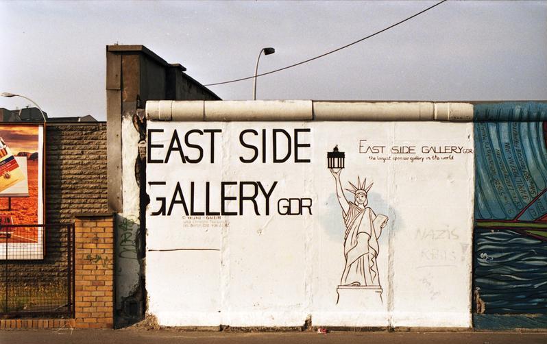 File:Bundesarchiv B 145 Bild-F088807-0006, Berlin, East Side Gallery.jpg