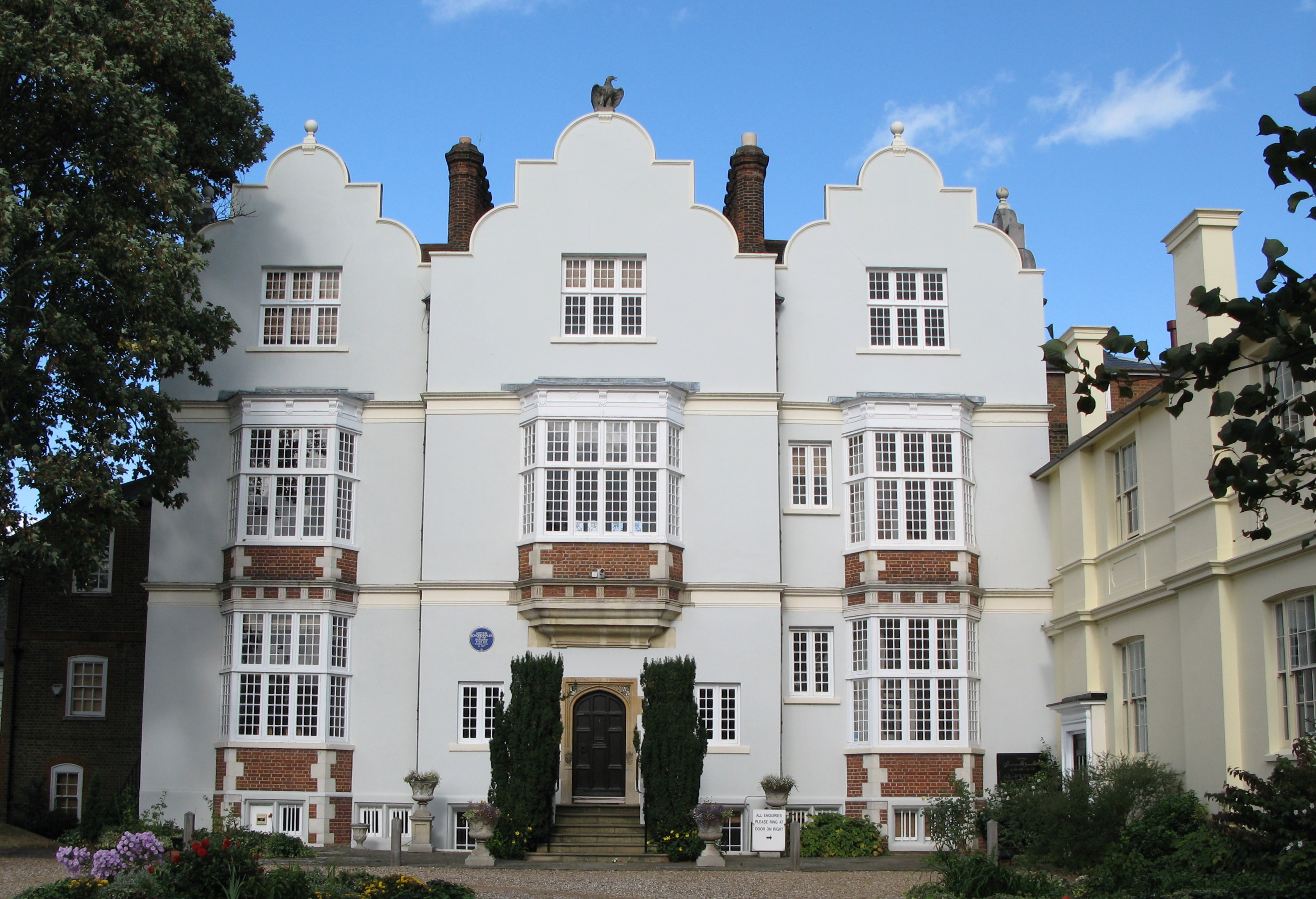 Игл хаус. Wimbledon улица Лондон. Школа игл Хаус. Eagle House School. Merton College.