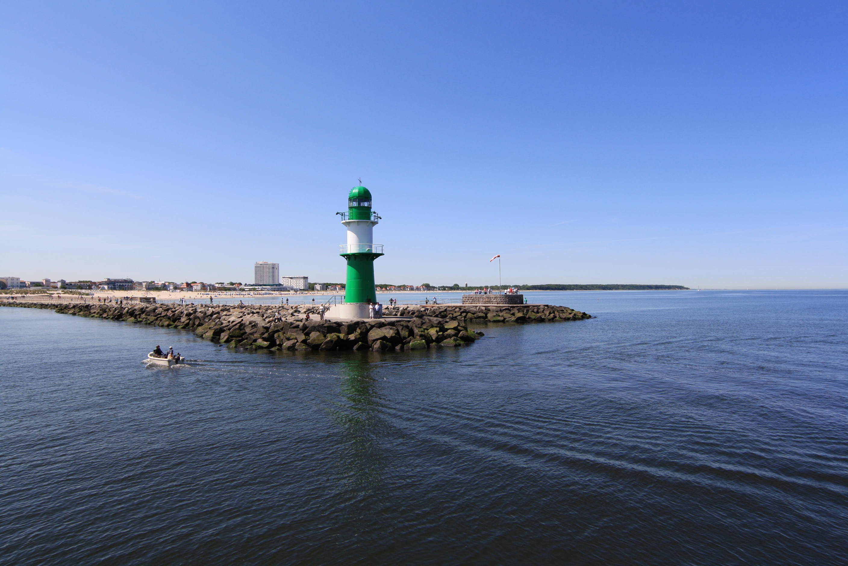 Der Westmolenfeuer Warnemünde im Bundesland Mecklenburg-Vorpommern in der Region Ostsee/Mecklenburger Bucht in der Übersicht aller Leuchttürme in Deutschland bei Natura Event.