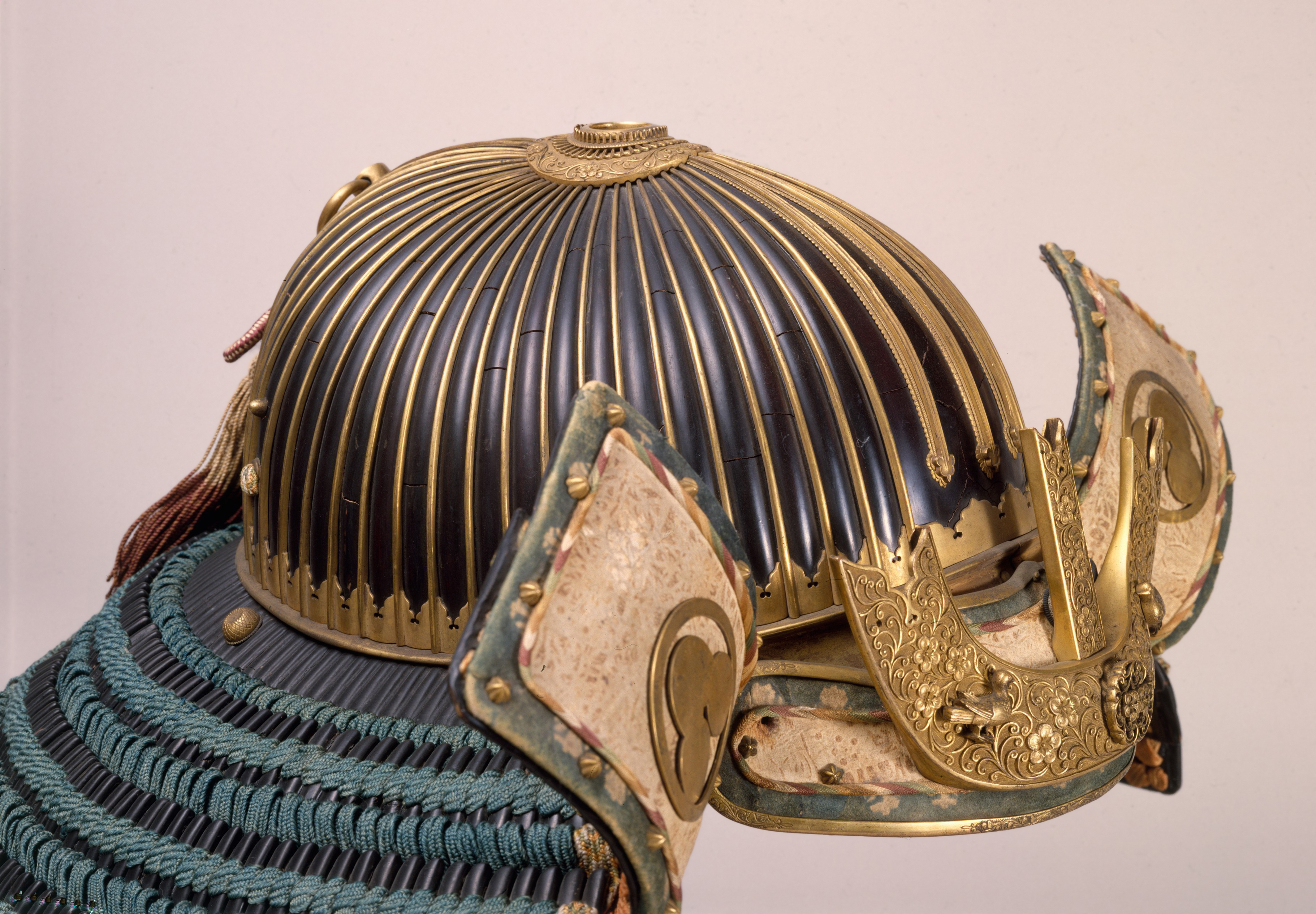 File:Helmet (Suji-kabuto Akoda-nari) MET DT304719.jpg - Wikimedia Commons