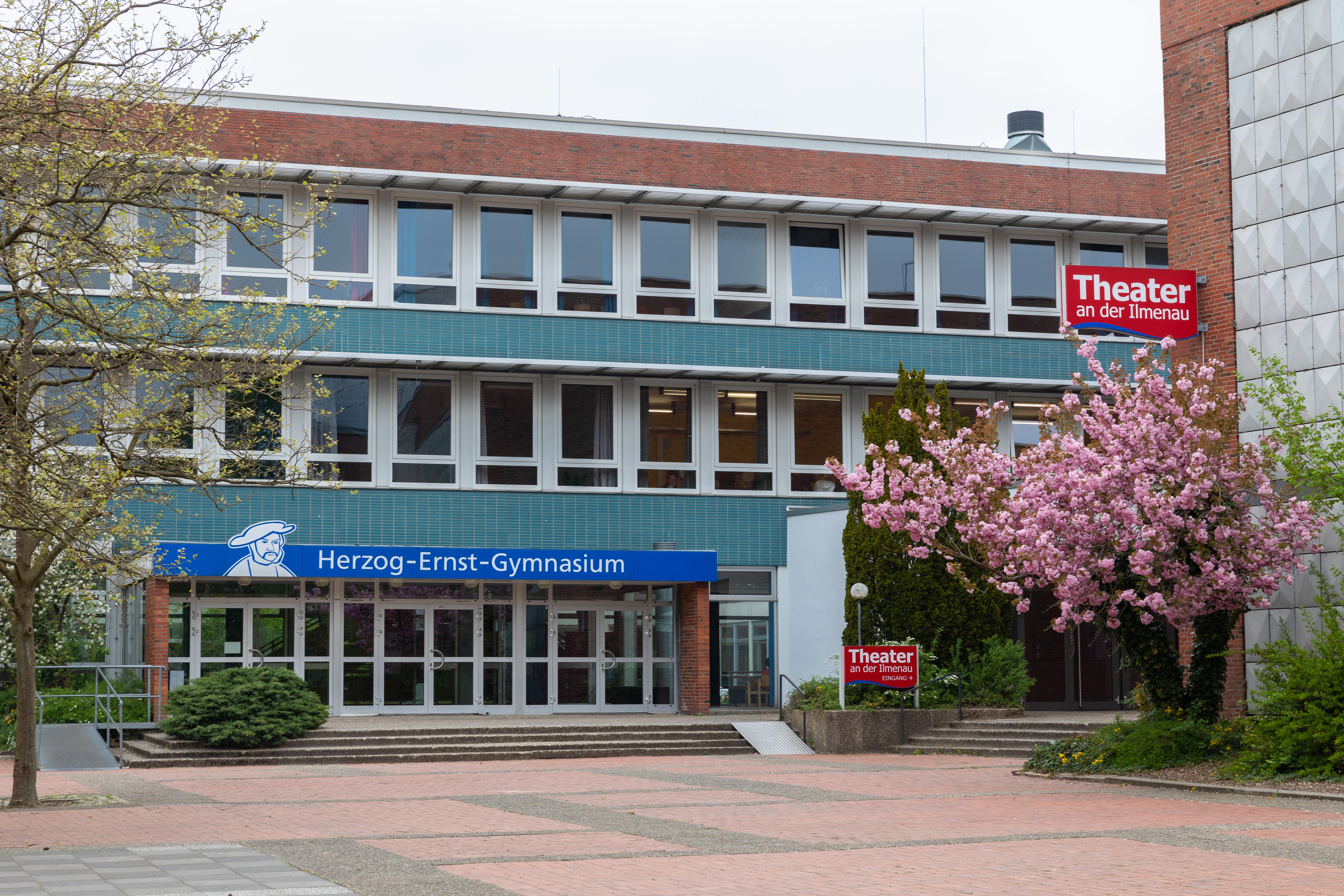 Frontansicht des Herzog-Ernst-Gymnasiums in Uelzen, Niedersachsen