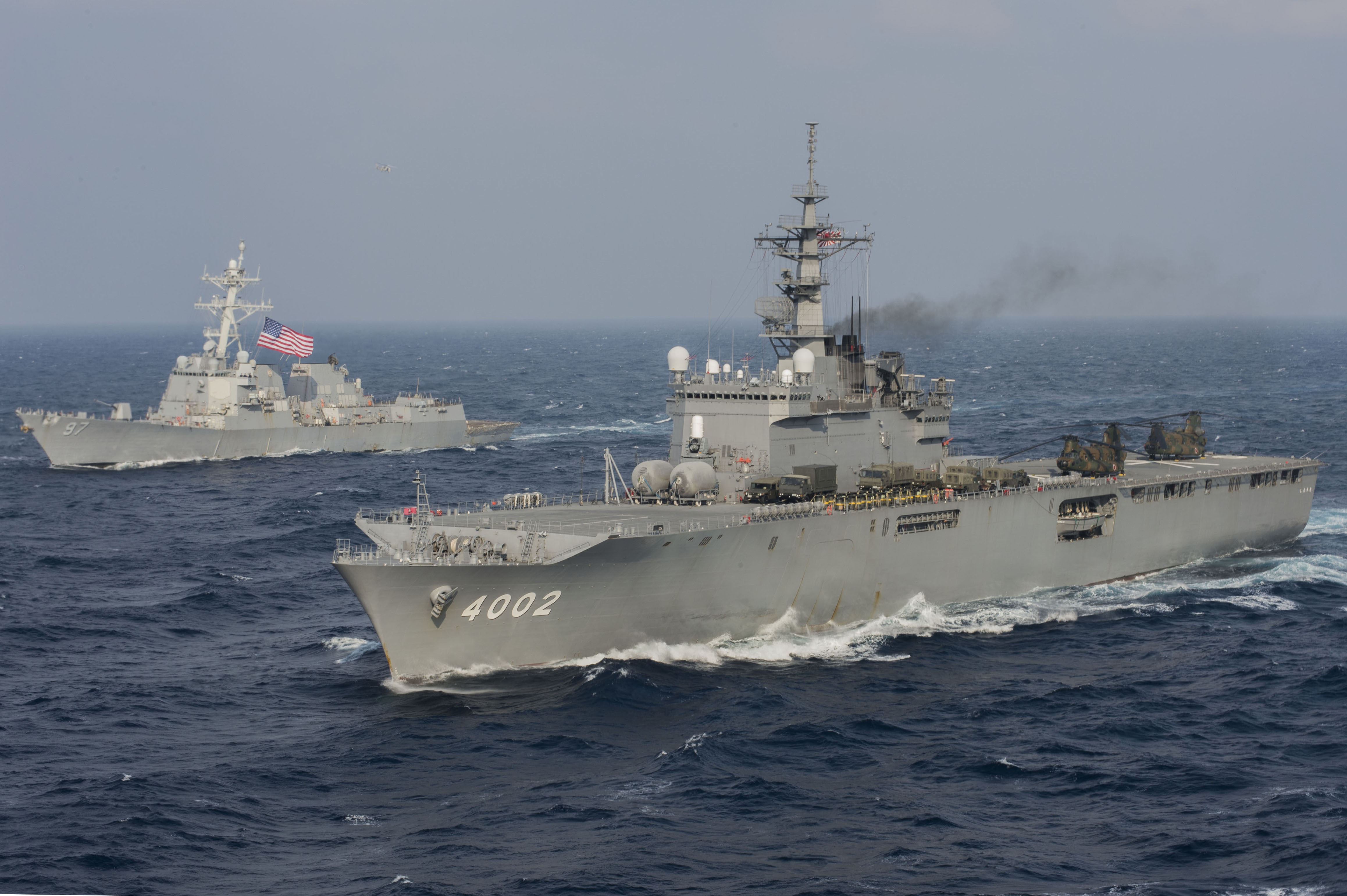 File:JS Shimokita (LST-4002) en USS Halsey (DDG-97) in de Stille 