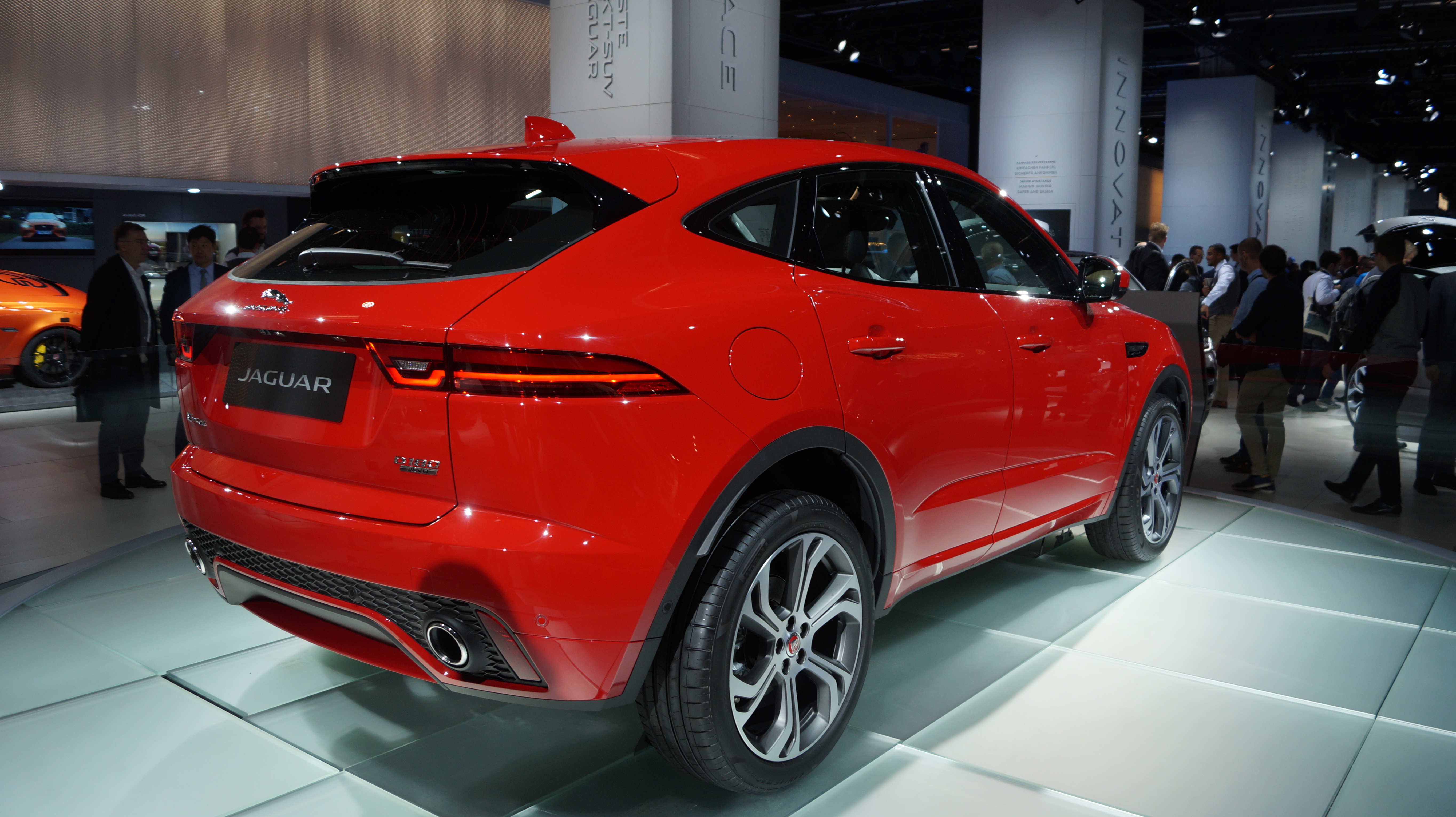 Jaguar f Pace сзади