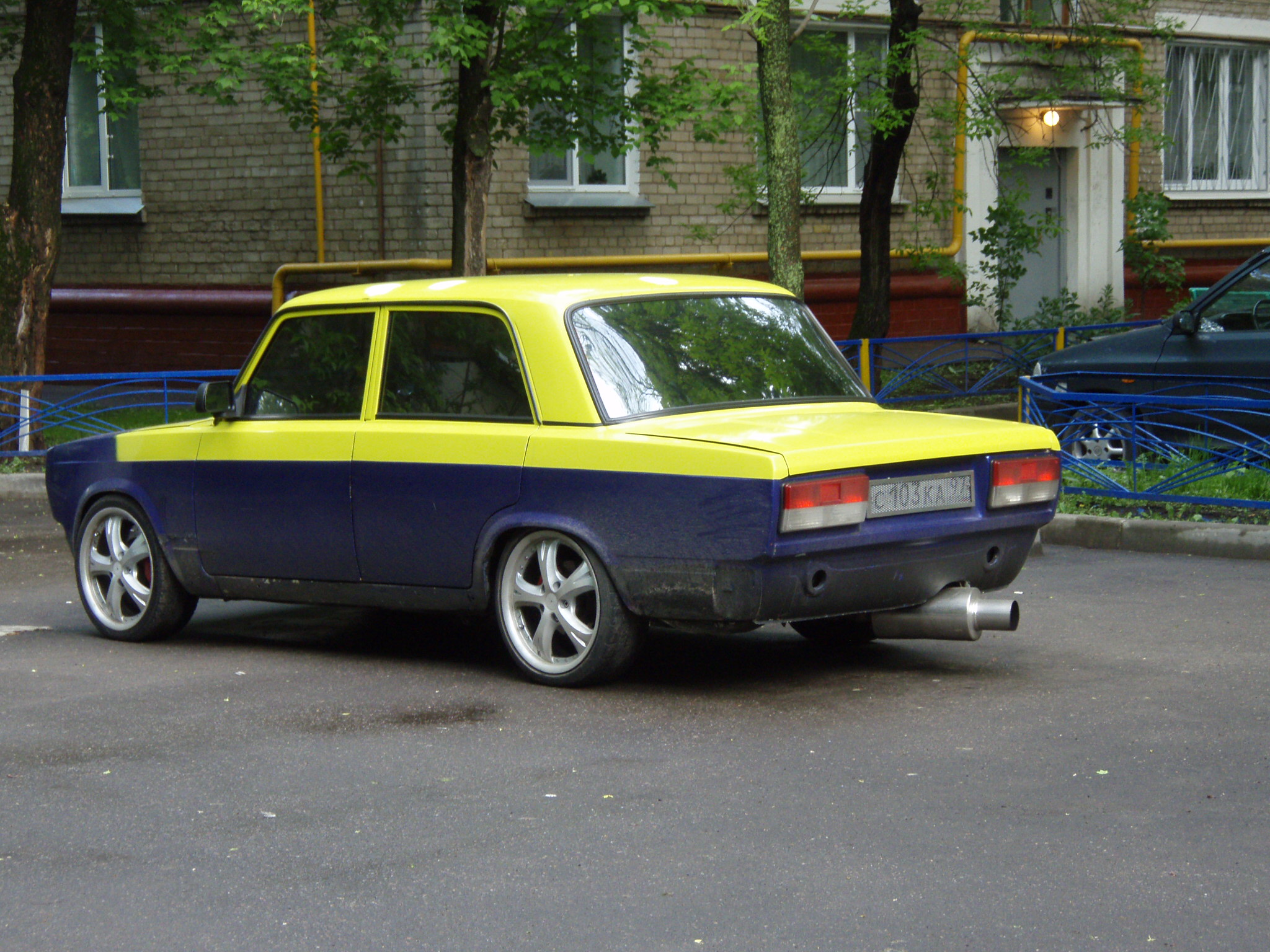 https://upload.wikimedia.org/wikipedia/commons/d/d6/Lada_2101_Car_tuning.jpg