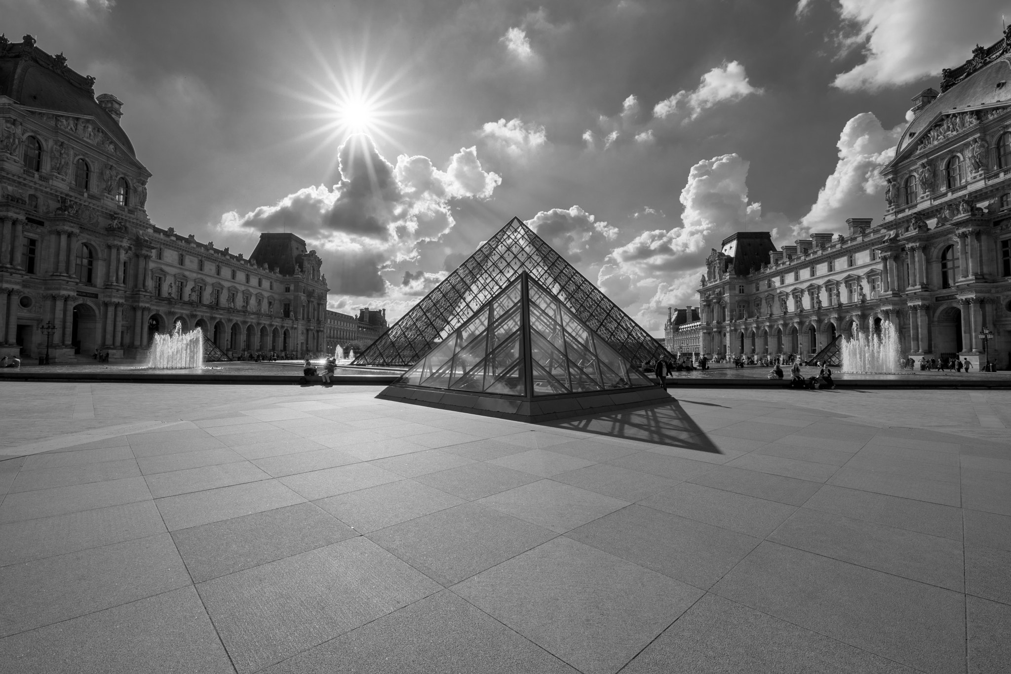 File Le Louvre Noir Et Blanc Jpeg Wikimedia Commons